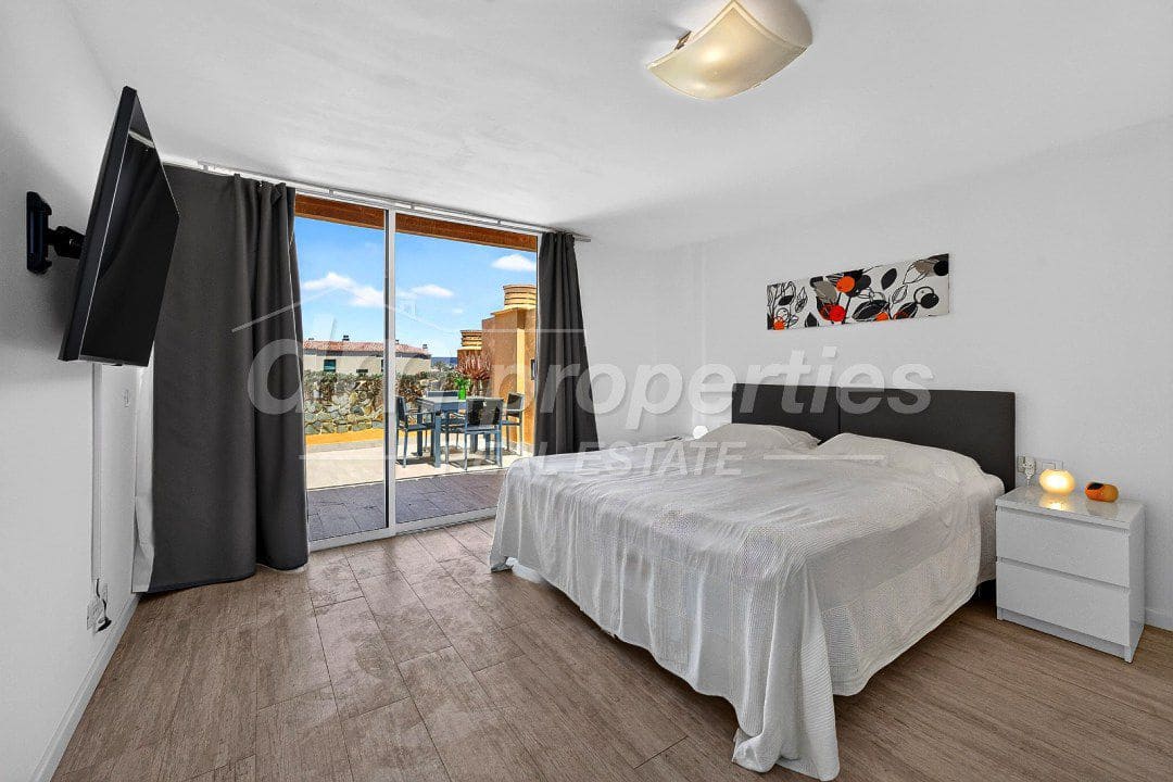 2 bedroom Apartment for sale in Costa del Silencio - € 245,000 (Ref: 9939584)