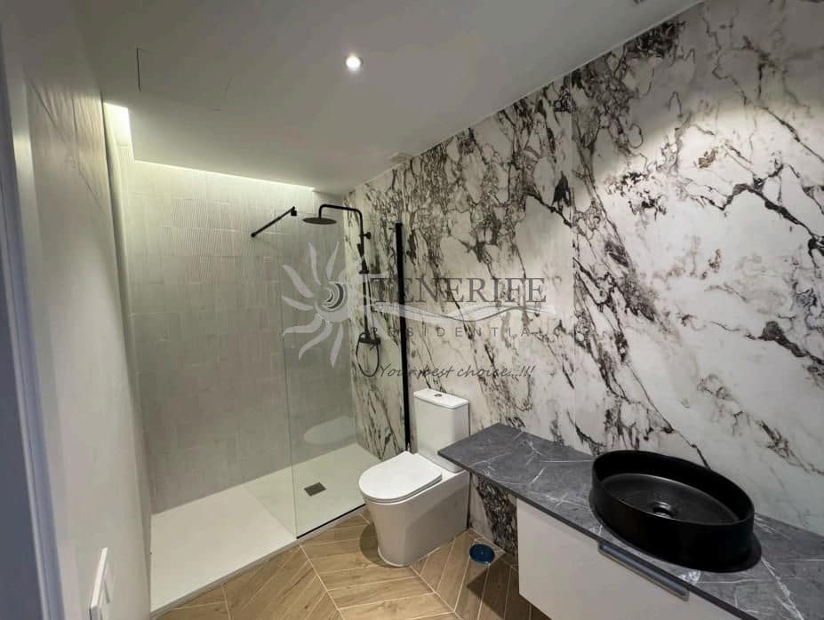 5 bedroom Villa for sale in Arona with pool garage - € 1,500,000 (Ref: 9459371)