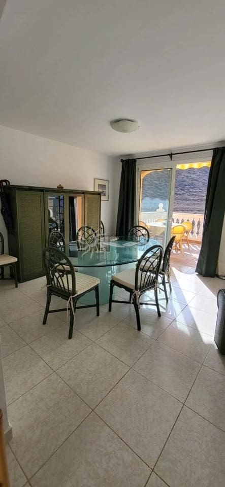 2 bedroom Flat for sale in Arona with garage - € 675,000 (Ref: 9459376)