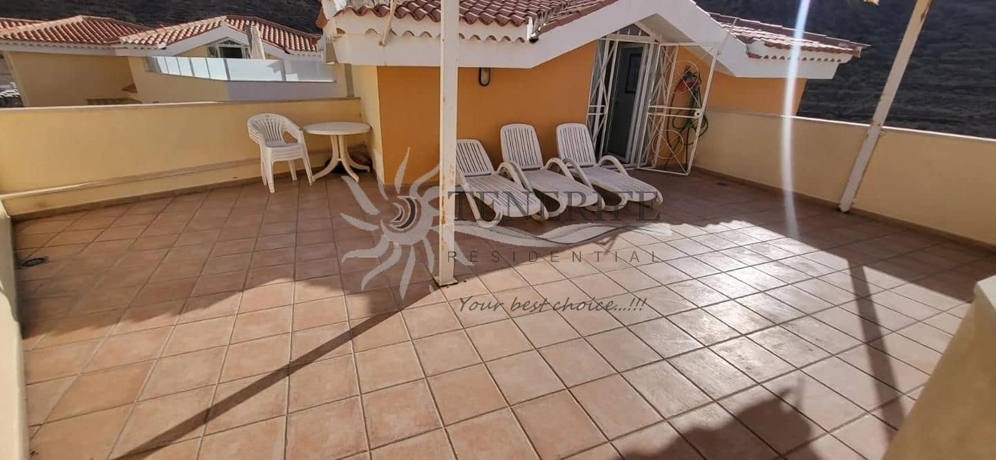 2 bedroom Flat for sale in Arona with garage - € 675,000 (Ref: 9459376)