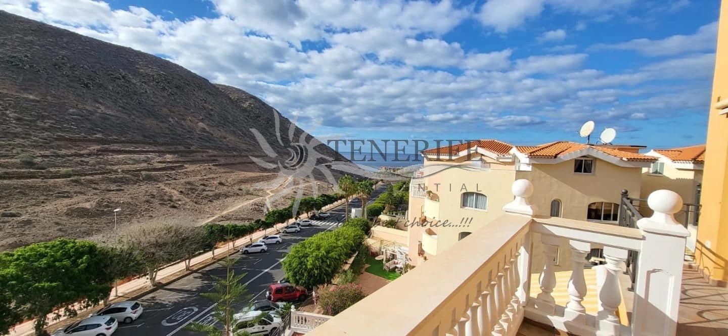 2 bedroom Flat for sale in Arona with garage - € 675,000 (Ref: 9459376)