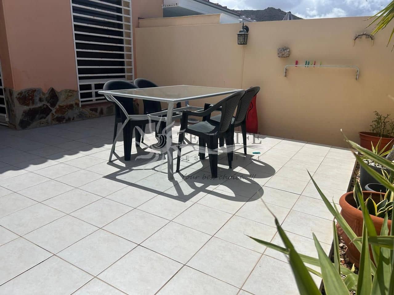 Bungalow de 2 habitaciones en Costa Adeje en venta con piscina - 370.000 € (Ref: 9459378)