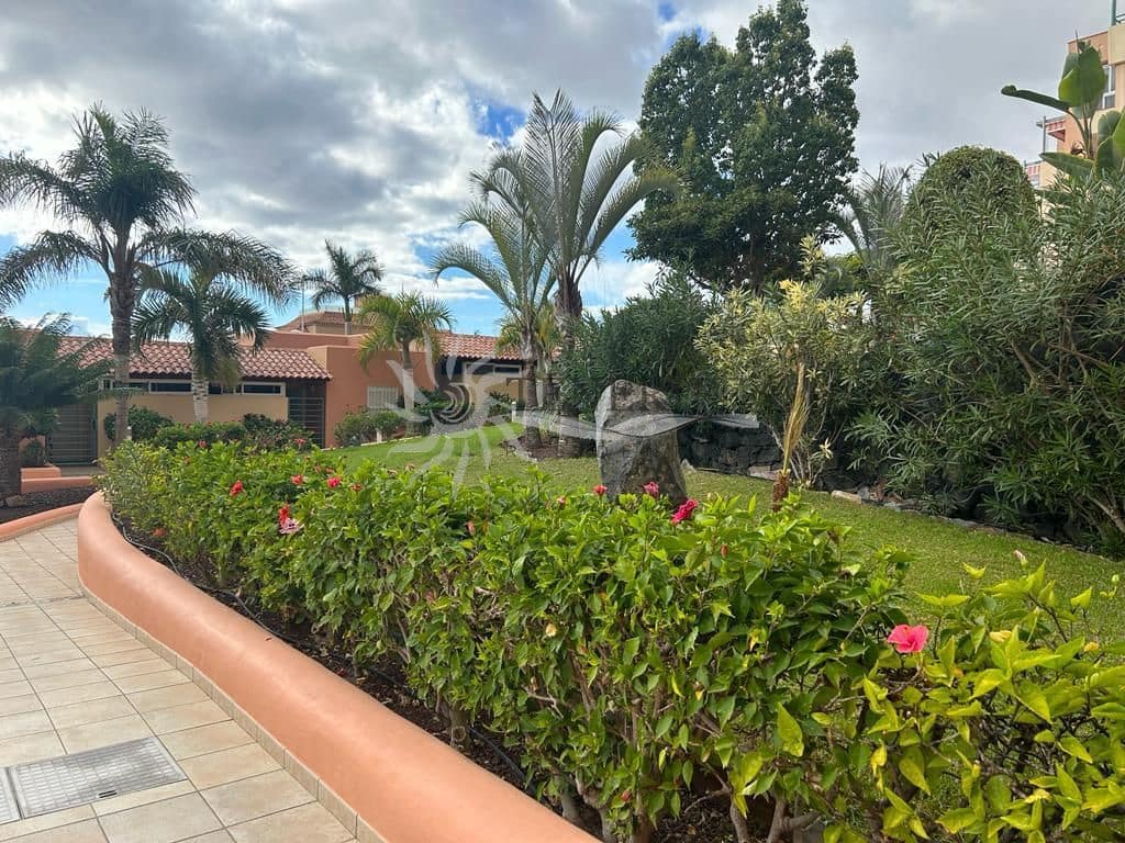 Bungalow de 2 habitaciones en Costa Adeje en venta con piscina - 370.000 € (Ref: 9459378)