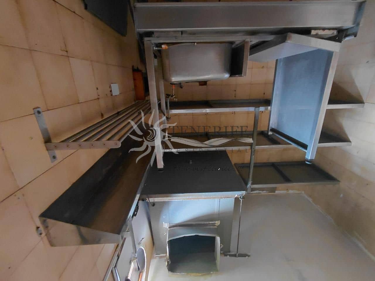 Commercieel te koop in Arona - € 400.000 (Ref: 9459379)