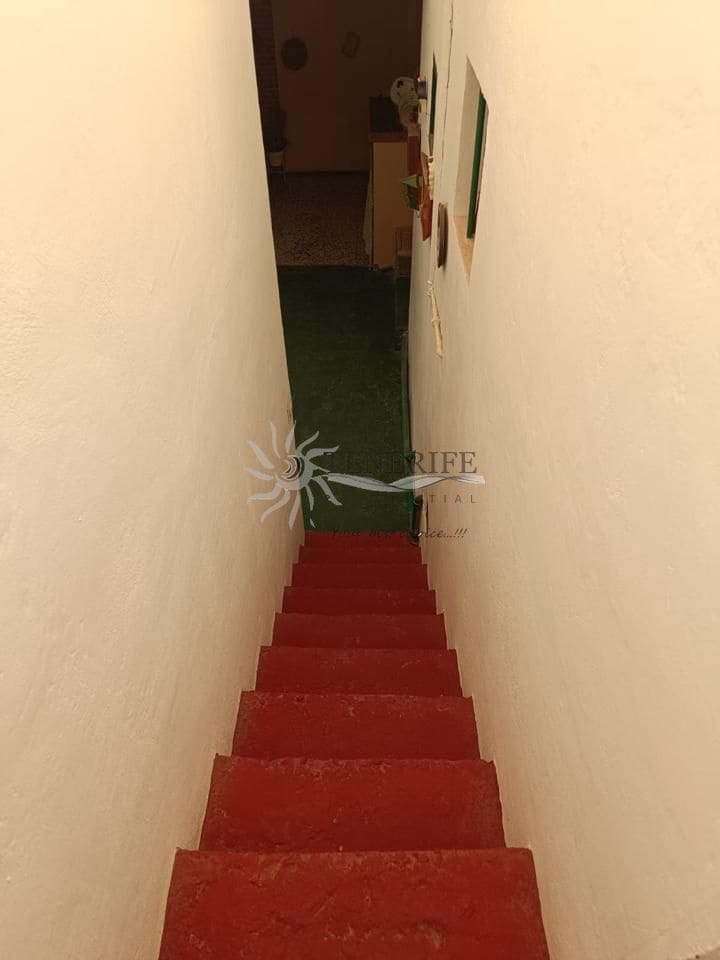 6 bedroom Villa for sale in Alcala - € 355,000 (Ref: 9459380)