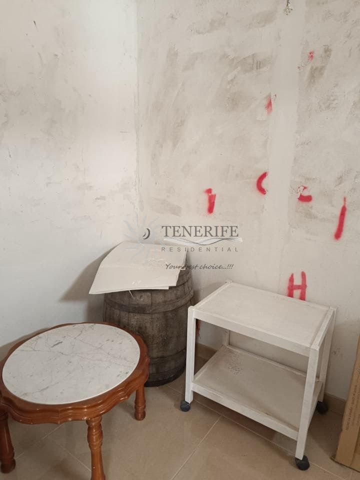 6 bedroom Villa for sale in Alcala - € 355,000 (Ref: 9459380)