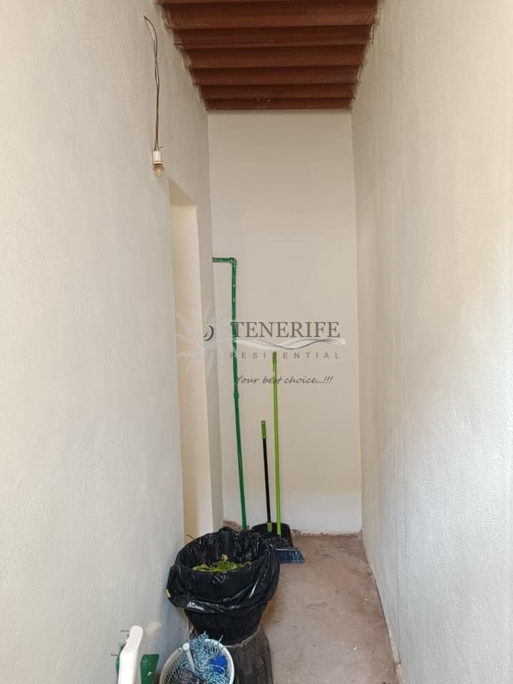 6 bedroom Villa for sale in Alcala - € 355,000 (Ref: 9459380)