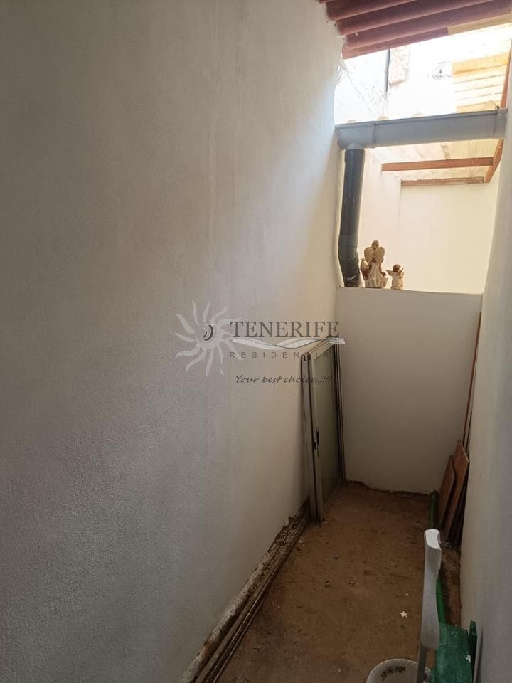 6 bedroom Villa for sale in Alcala - € 355,000 (Ref: 9459380)