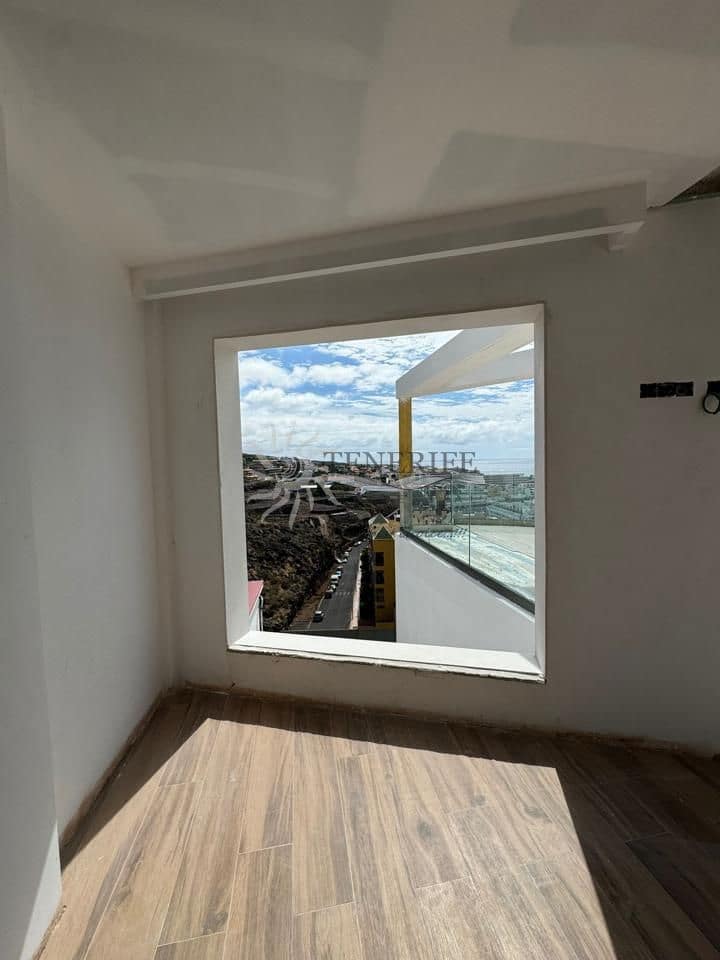 2 bedroom Flat for sale in Santiago del Teide with garage - € 325,000 (Ref: 9459405)