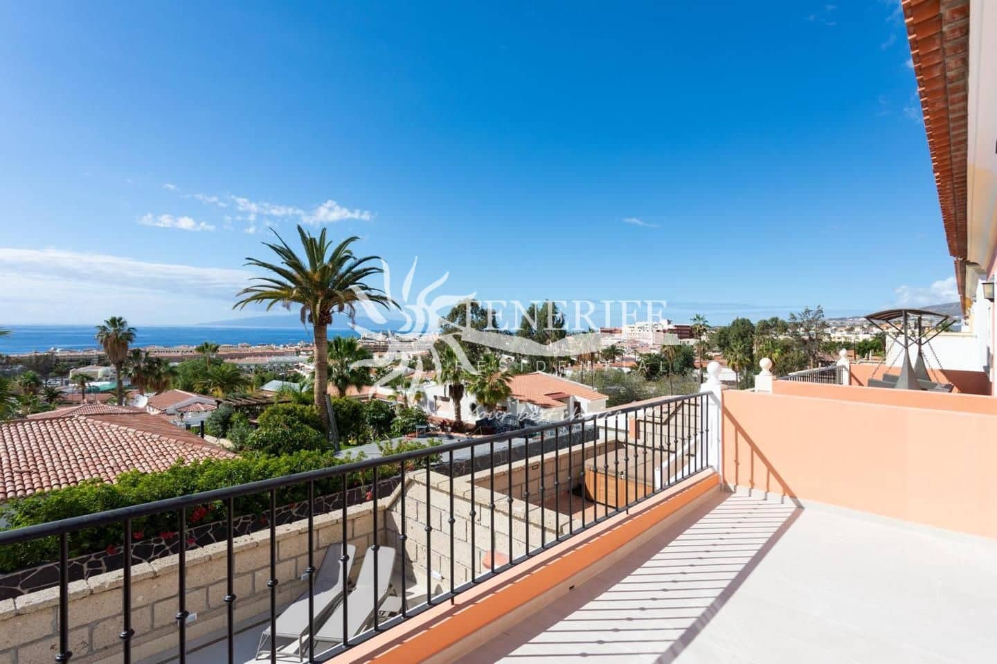 4 slaapkamer Halfvrijstaande villa te koop in Adeje met garage - € 1.390.000 (Ref: 9459420)