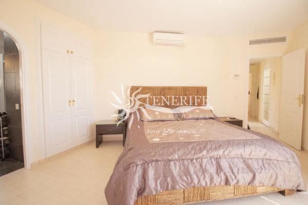 5 bedroom Villa for sale in Torviscas with pool garage - € 1,500,000 (Ref: 9459428)