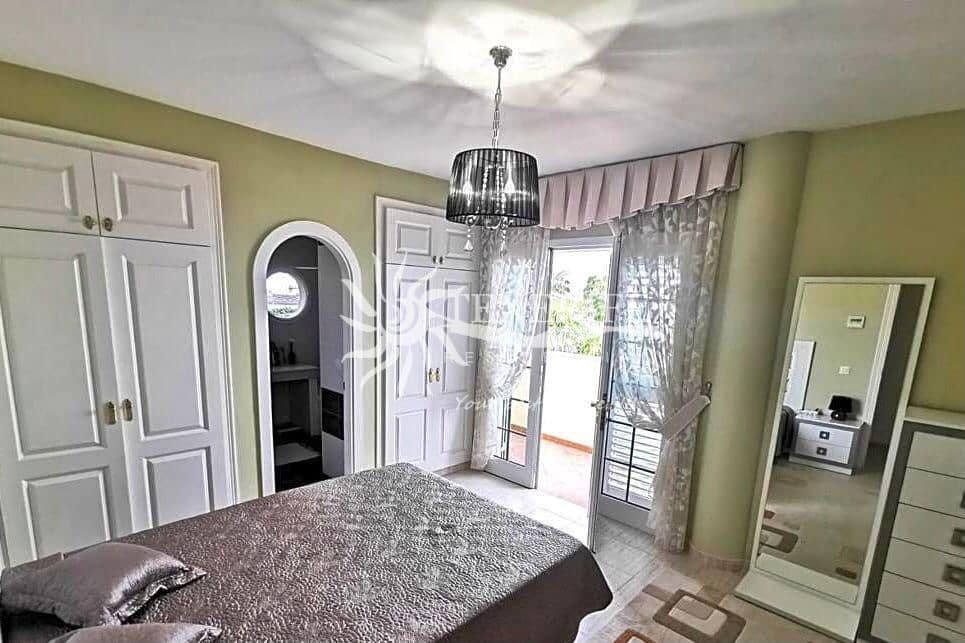 5 bedroom Villa for sale in Torviscas with pool garage - € 1,500,000 (Ref: 9459428)