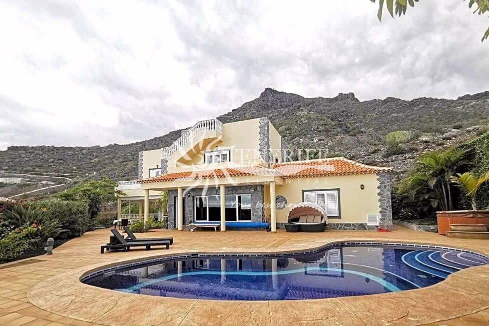 5 bedroom Villa for sale in Torviscas with pool garage - € 1,500,000 (Ref: 9459428)