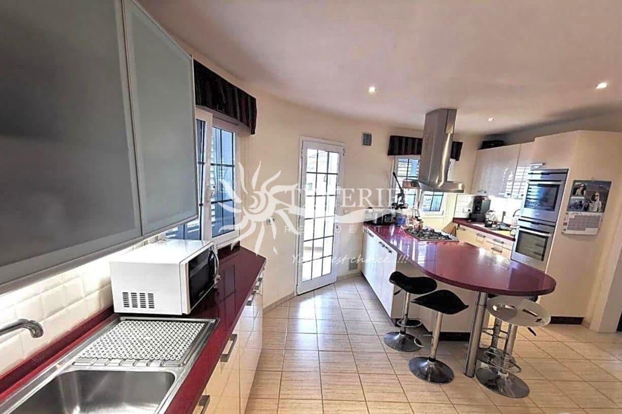 5 bedroom Villa for sale in Torviscas with pool garage - € 1,500,000 (Ref: 9459428)