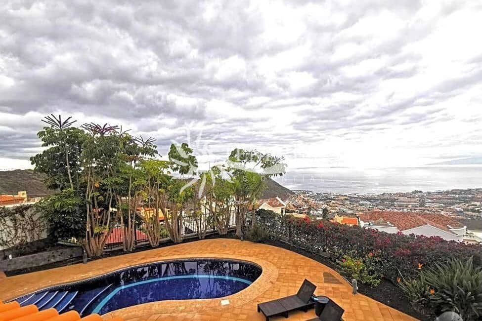 5 bedroom Villa for sale in Torviscas with pool garage - € 1,500,000 (Ref: 9459428)