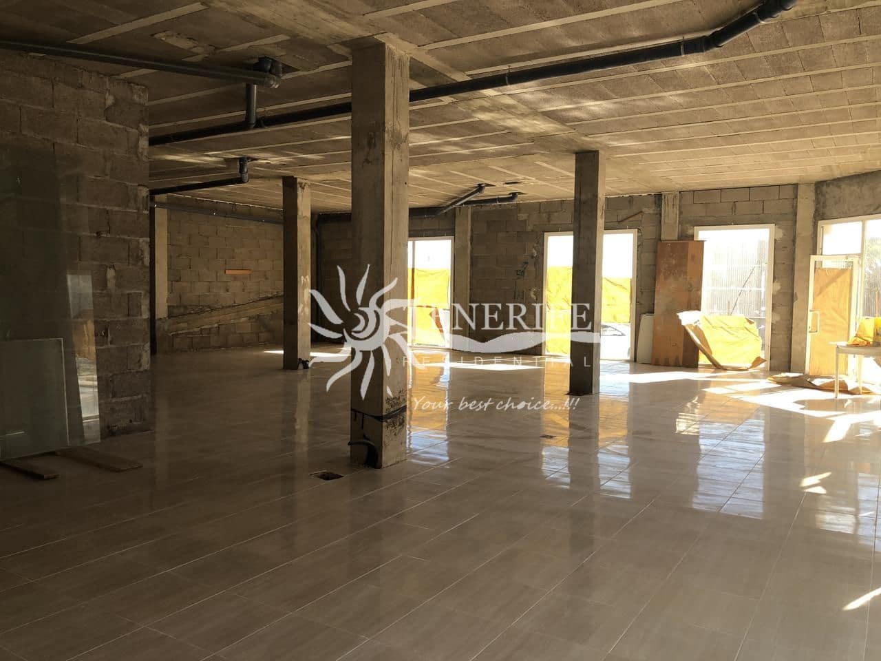 Commercial for sale in Arona - € 350,000 (Ref: 9459433)