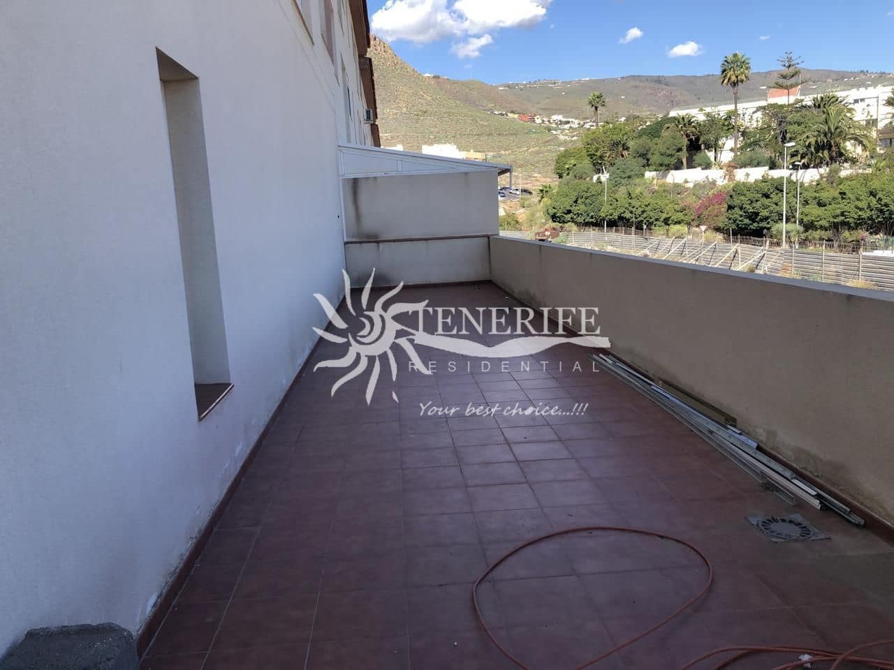 Commercial for sale in Arona - € 350,000 (Ref: 9459433)