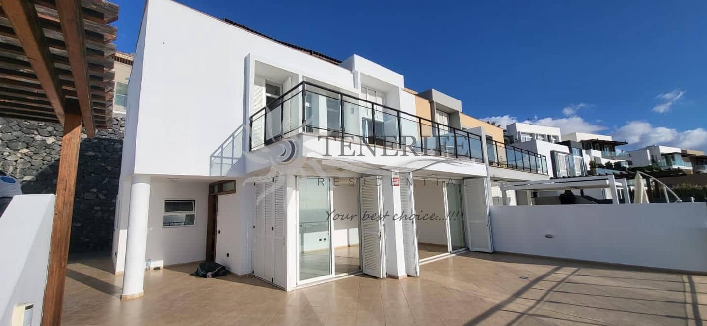 Pareado de 3 habitaciones en Adeje en venta con piscina garaje - 850.000 € (Ref: 9459436)