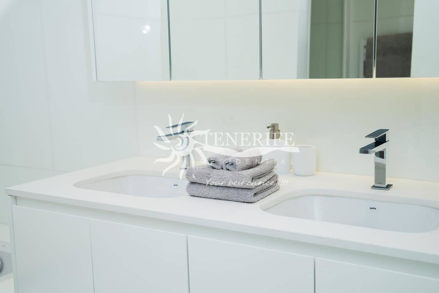 4 makuuhuone Paritalo myytävänä paikassa Arona mukana uima-altaan - 985 000 € (Ref: 9459438)