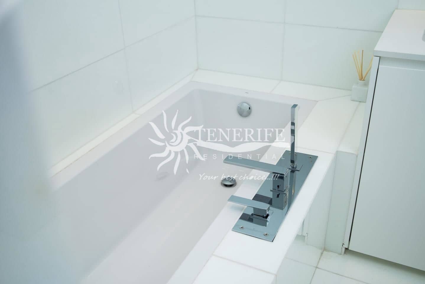 4 makuuhuone Paritalo myytävänä paikassa Arona mukana uima-altaan - 985 000 € (Ref: 9459438)