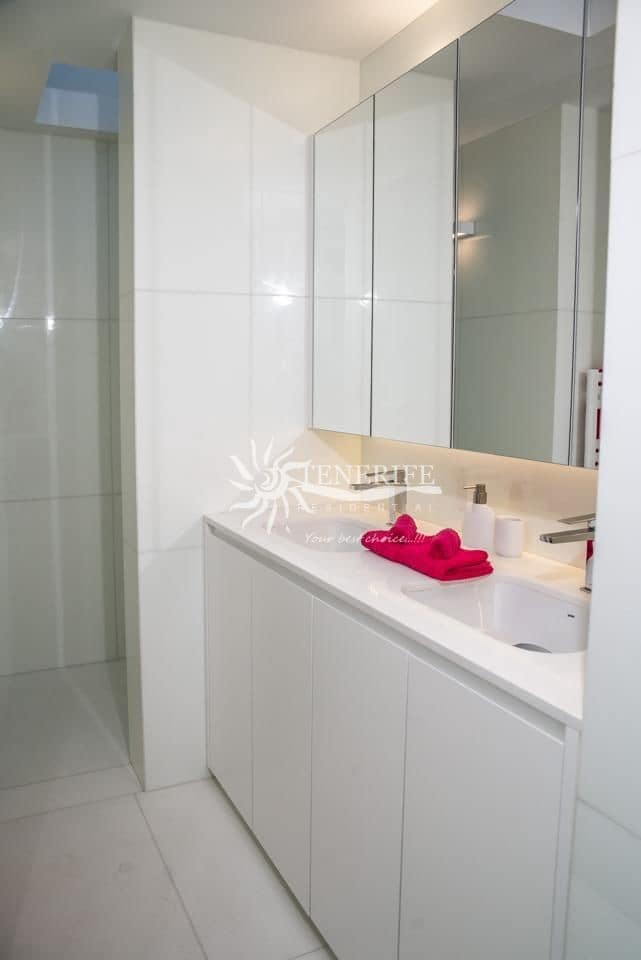 4 makuuhuone Paritalo myytävänä paikassa Arona mukana uima-altaan - 985 000 € (Ref: 9459438)