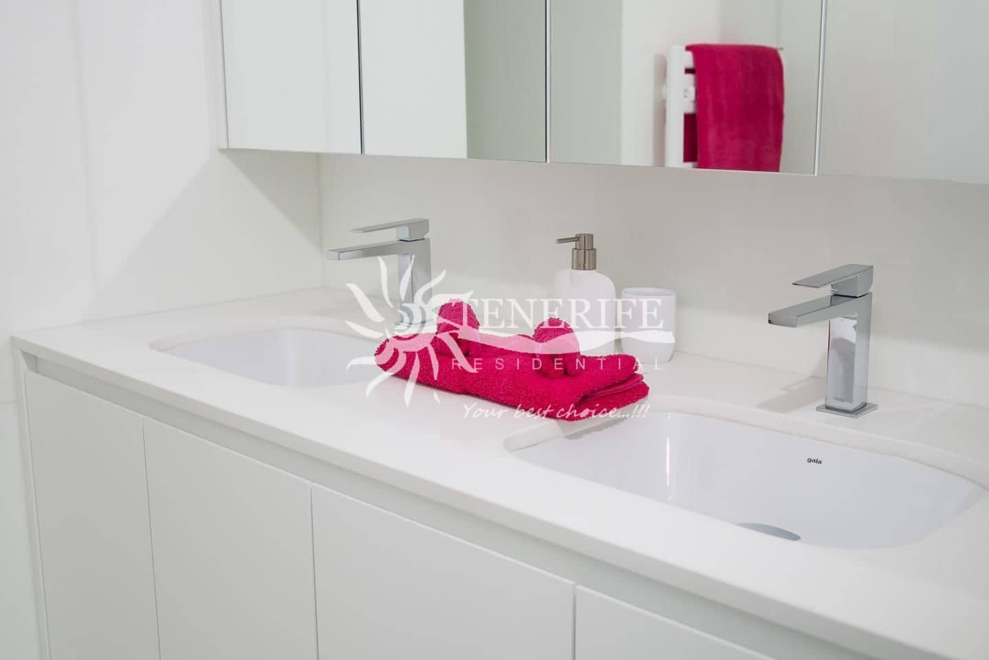 4 makuuhuone Paritalo myytävänä paikassa Arona mukana uima-altaan - 985 000 € (Ref: 9459438)