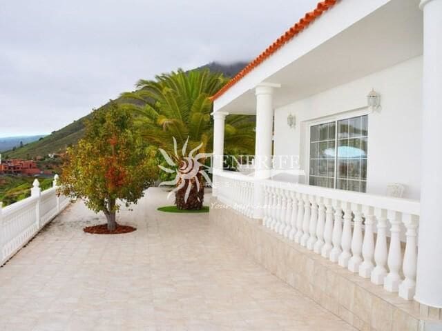 3 sypialnia Willa na sprzedaż w Guía de Isora z basenem garażem - 1 100 000 € (Ref: 9459440)