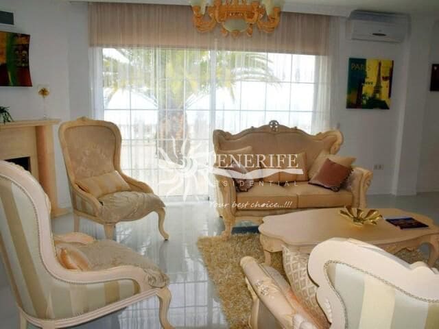 3 sypialnia Willa na sprzedaż w Guía de Isora z basenem garażem - 1 100 000 € (Ref: 9459440)