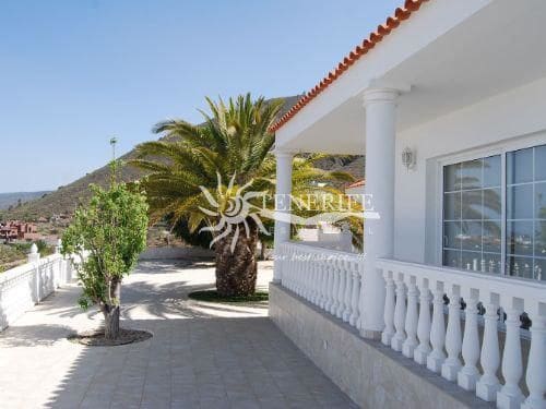 3 bedroom Villa for sale in Guia de Isora with pool garage - € 1,100,000 (Ref: 9459440)