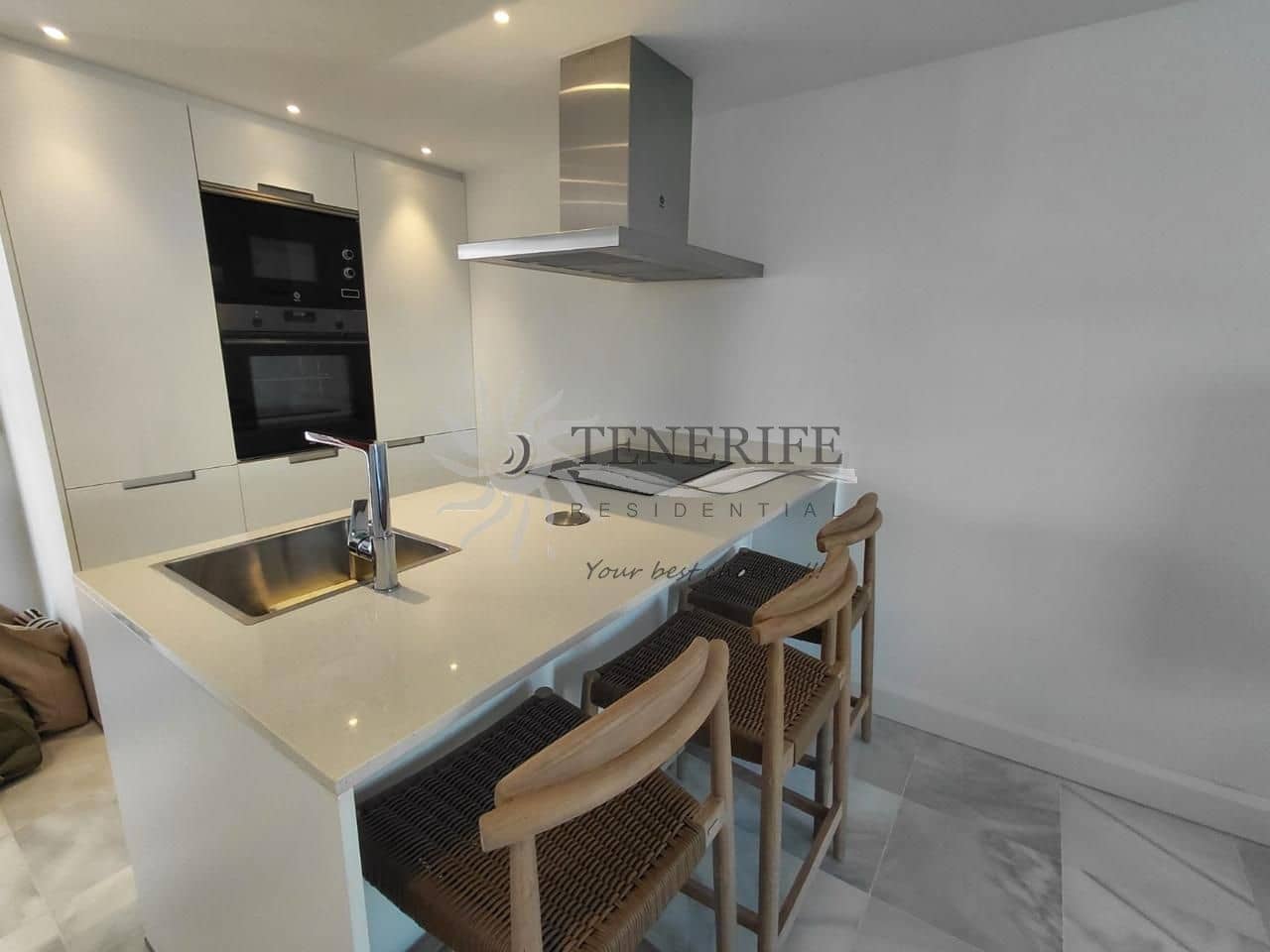 Piso de 2 habitaciones en Playa de las Americas en venta - 1.360.000 € (Ref: 9758185)