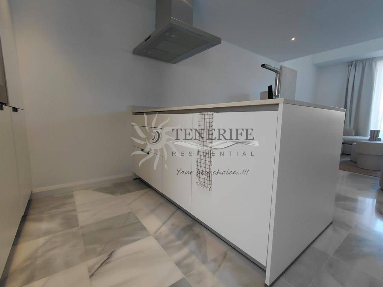 Piso de 2 habitaciones en Playa de las Americas en venta - 1.360.000 € (Ref: 9758185)
