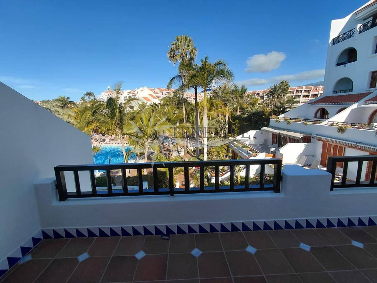 Piso de 2 habitaciones en Playa de las Americas en venta - 1.360.000 € (Ref: 9758185)