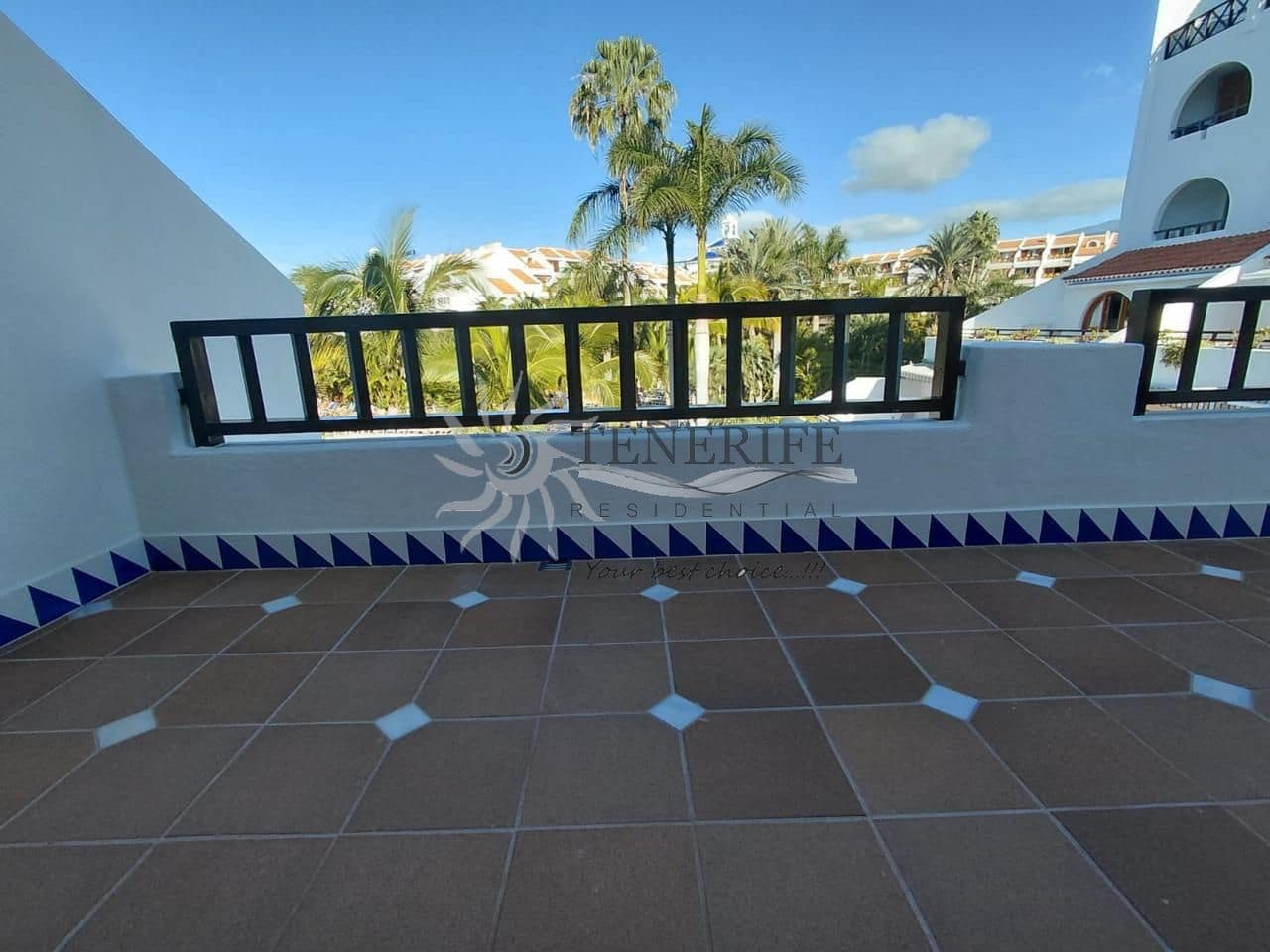 Piso de 2 habitaciones en Playa de las Americas en venta - 1.360.000 € (Ref: 9758185)