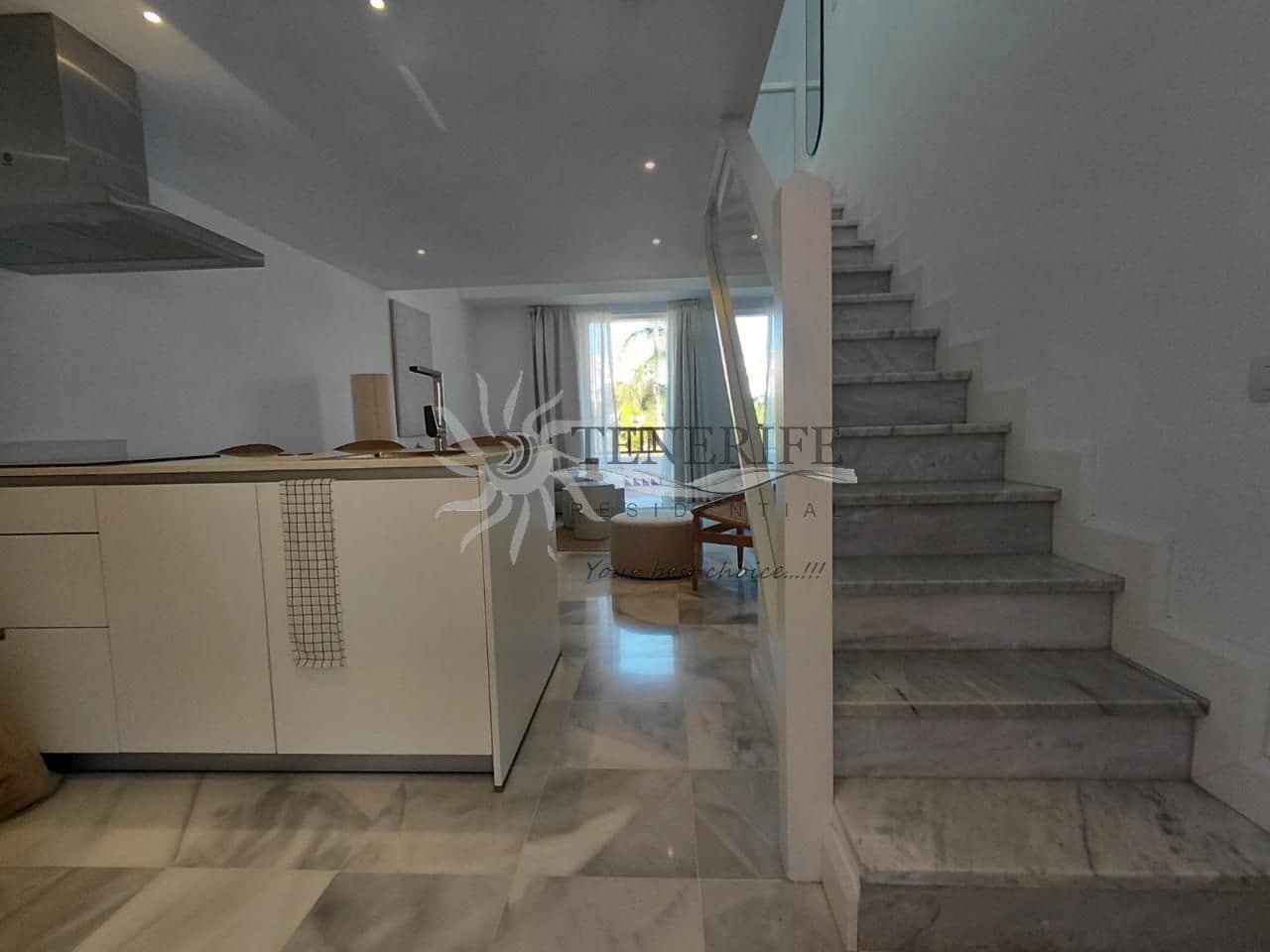 Piso de 2 habitaciones en Playa de las Americas en venta - 1.360.000 € (Ref: 9758185)
