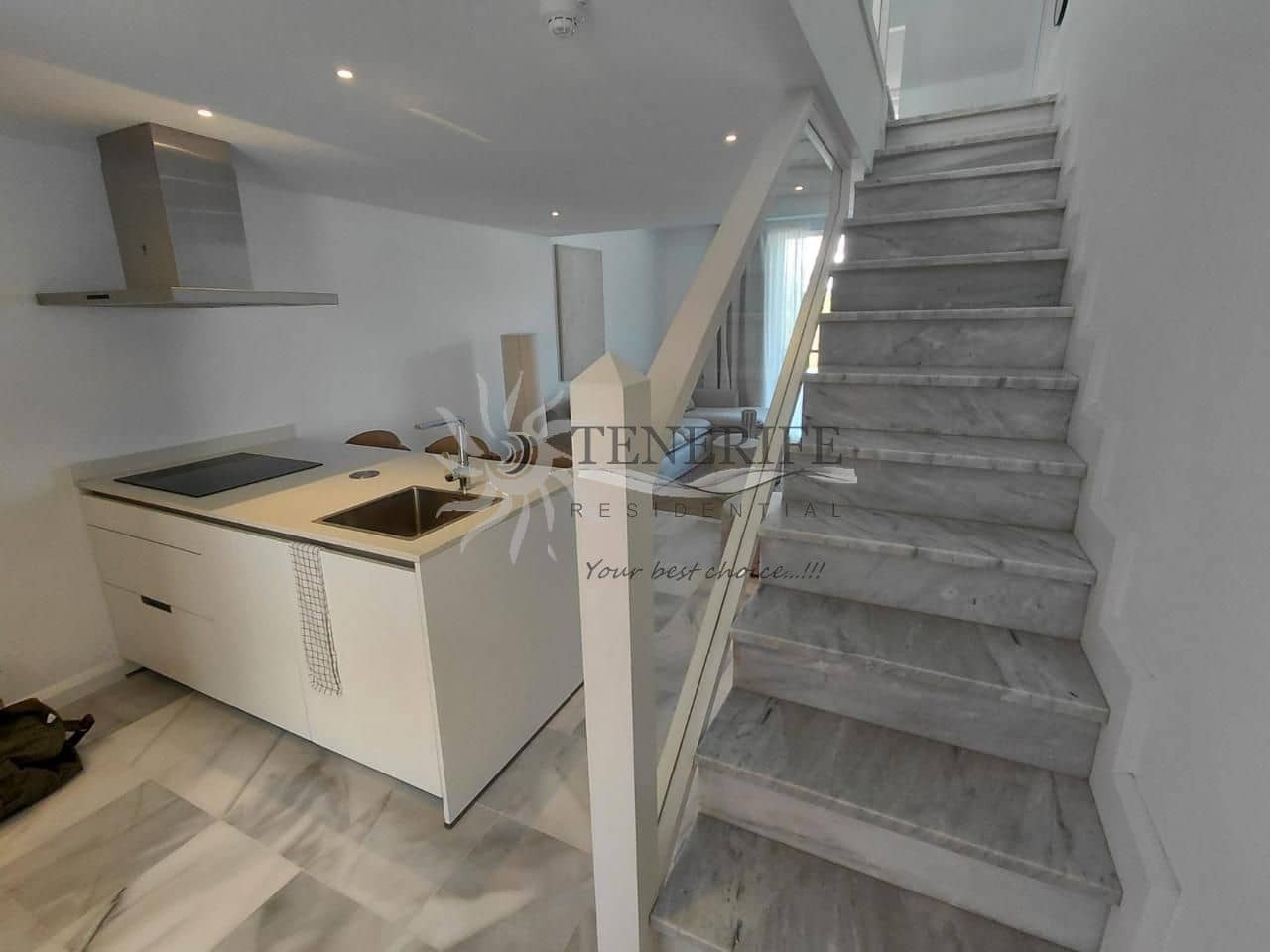 Piso de 2 habitaciones en Playa de las Americas en venta - 1.360.000 € (Ref: 9758185)