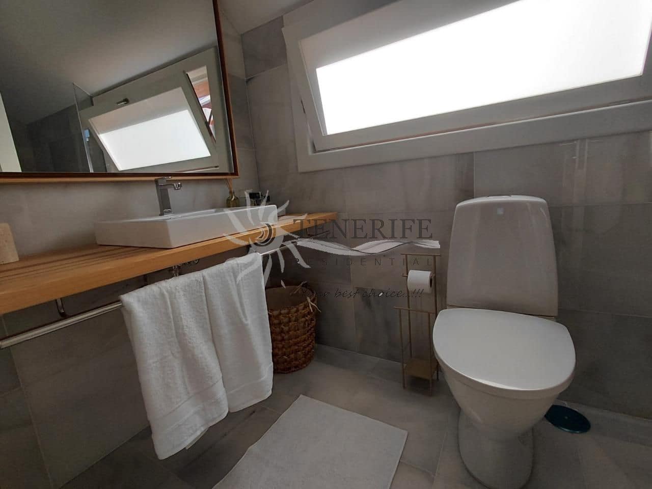 Piso de 2 habitaciones en Playa de las Americas en venta - 1.360.000 € (Ref: 9758185)