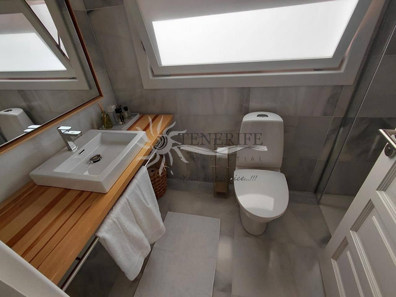Piso de 2 habitaciones en Playa de las Americas en venta - 1.360.000 € (Ref: 9758185)
