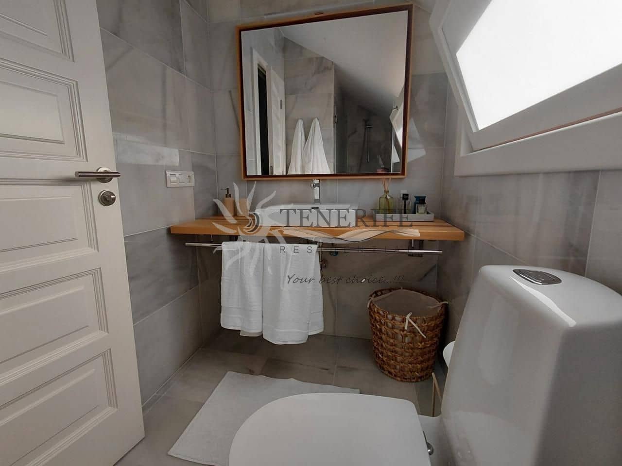 Piso de 2 habitaciones en Playa de las Americas en venta - 1.360.000 € (Ref: 9758185)