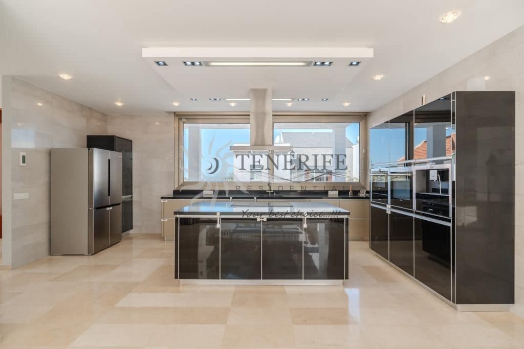 Chalet de 5 habitaciones en Costa Adeje en venta con piscina garaje - 2.100.000 € (Ref: 9788015)