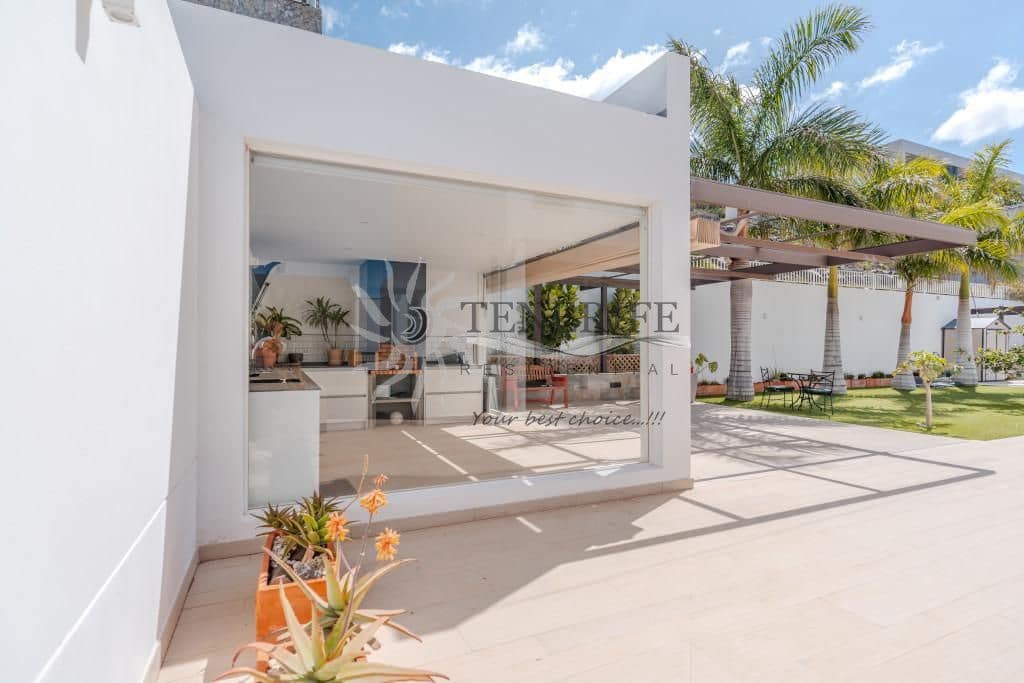 Chalet de 5 habitaciones en Costa Adeje en venta con piscina garaje - 2.100.000 € (Ref: 9788015)