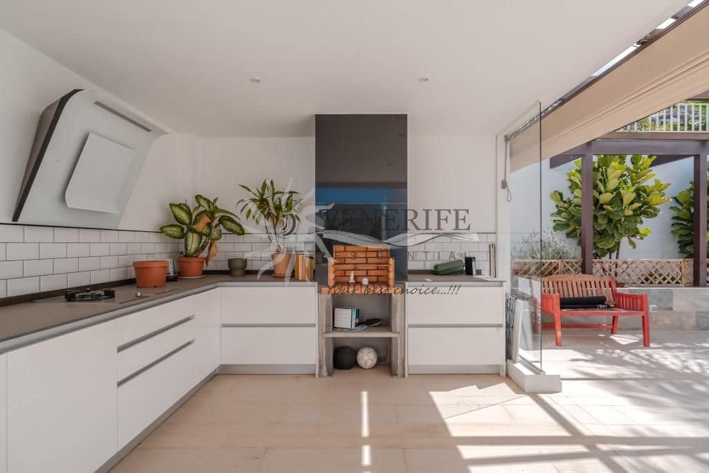 Chalet de 5 habitaciones en Costa Adeje en venta con piscina garaje - 2.100.000 € (Ref: 9788015)