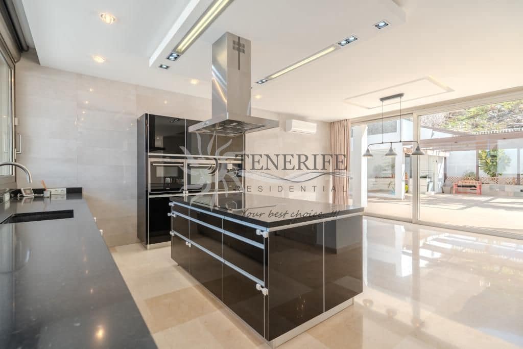 Chalet de 5 habitaciones en Costa Adeje en venta con piscina garaje - 2.100.000 € (Ref: 9788015)