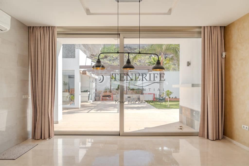 Chalet de 5 habitaciones en Costa Adeje en venta con piscina garaje - 2.100.000 € (Ref: 9788015)