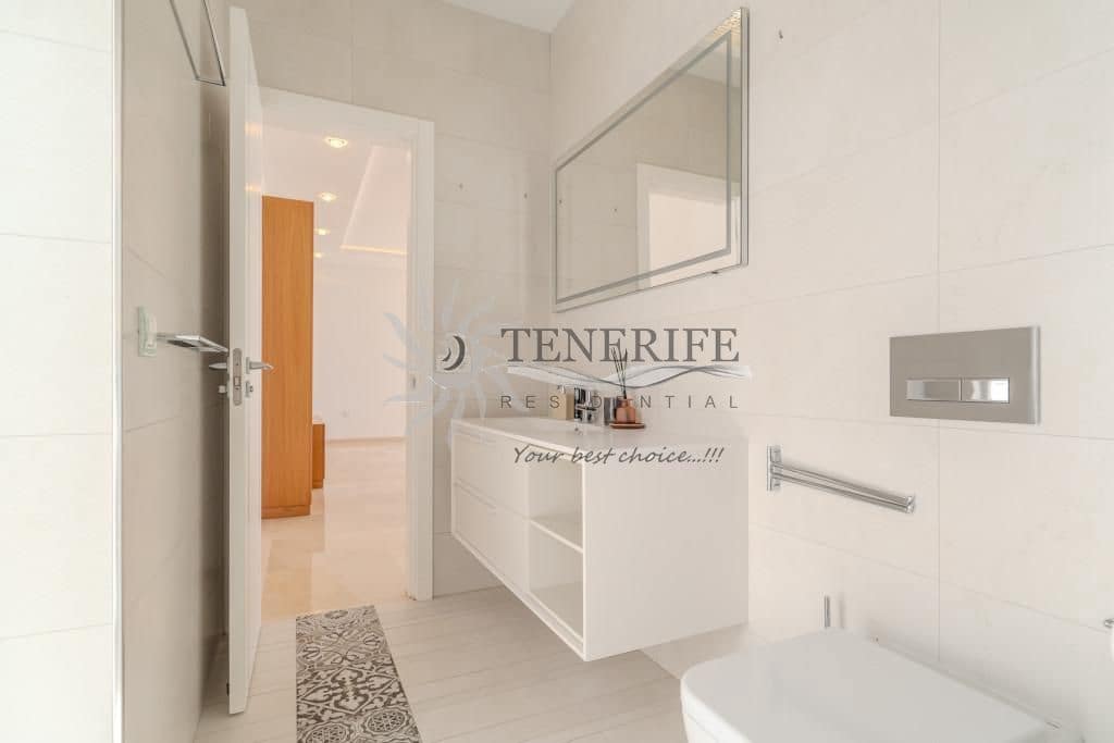 Chalet de 5 habitaciones en Costa Adeje en venta con piscina garaje - 2.100.000 € (Ref: 9788015)