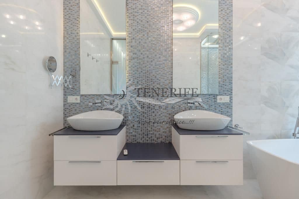 Chalet de 5 habitaciones en Costa Adeje en venta con piscina garaje - 2.100.000 € (Ref: 9788015)