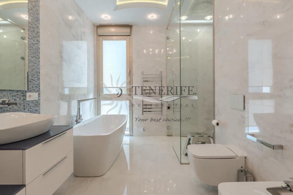 Chalet de 5 habitaciones en Costa Adeje en venta con piscina garaje - 2.100.000 € (Ref: 9788015)