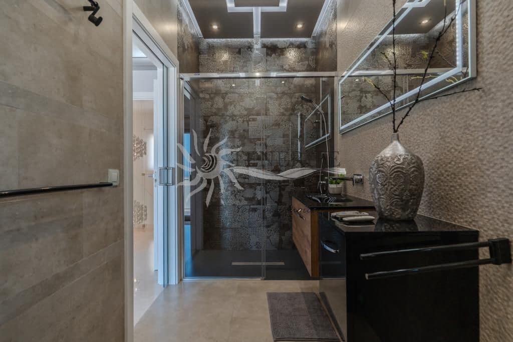 Chalet de 5 habitaciones en Costa Adeje en venta con piscina garaje - 2.100.000 € (Ref: 9788015)