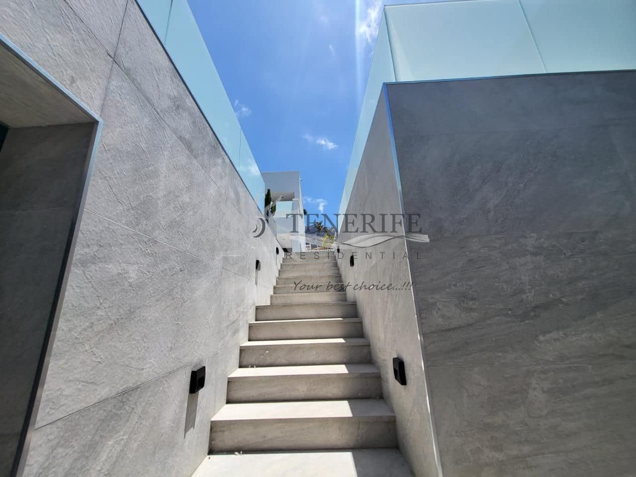 4 bedroom Villa for sale in Costa Adeje with pool garage - € 1,800,000 (Ref: 9807225)