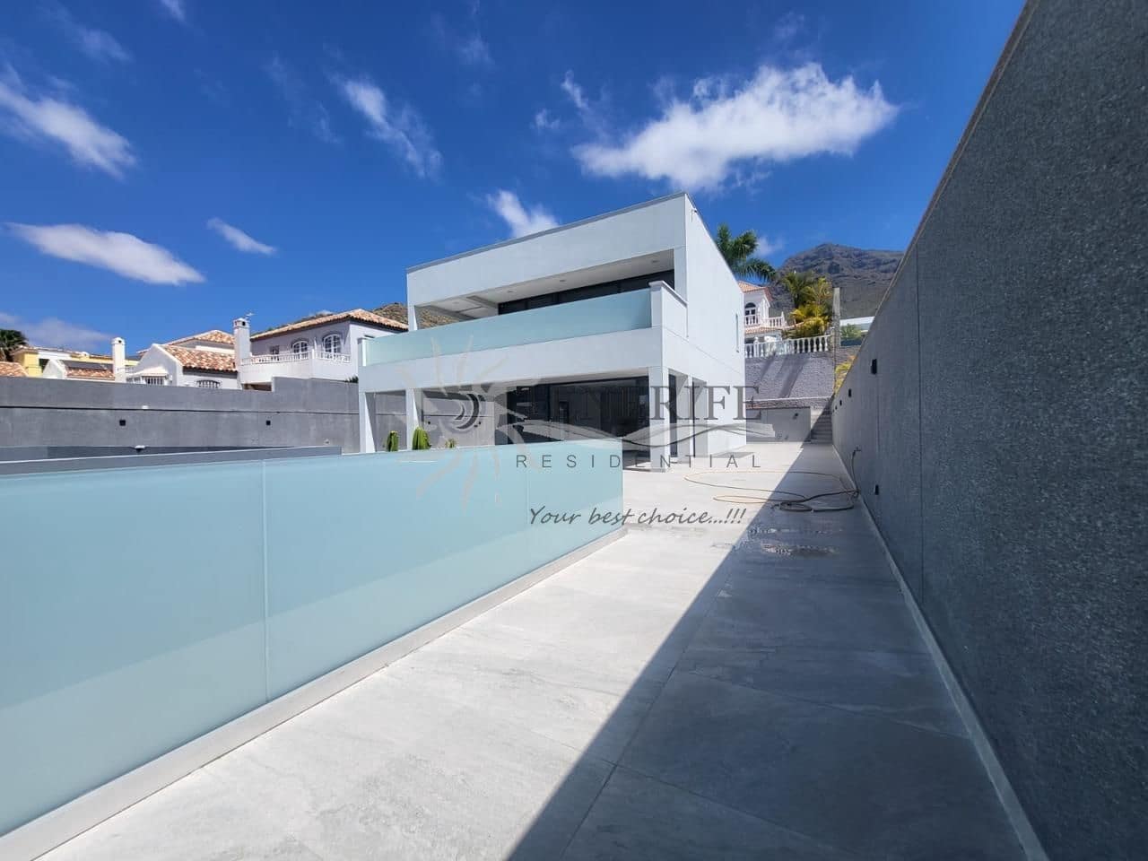 4 bedroom Villa for sale in Costa Adeje with pool garage - € 1,800,000 (Ref: 9807225)