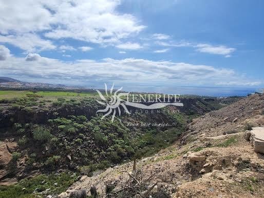 Rakentamaton maa myytävänä paikassa Adeje - 2 000 000 € (Ref: 9807229)